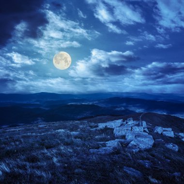 üstünde belgili tanımlık tepe-in gece dağ taş