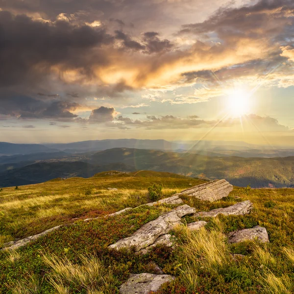 Stenen op de bergtop bij zonsondergang — Stockfoto