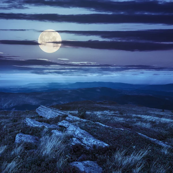 Pedras no topo da montanha na luz da lua — Fotografia de Stock