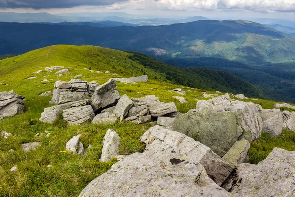 Stenen op de bergtop — Stockfoto