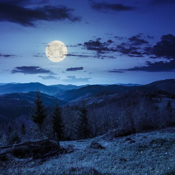 夜に山のヒルサイド草原でフェンス — ストック写真