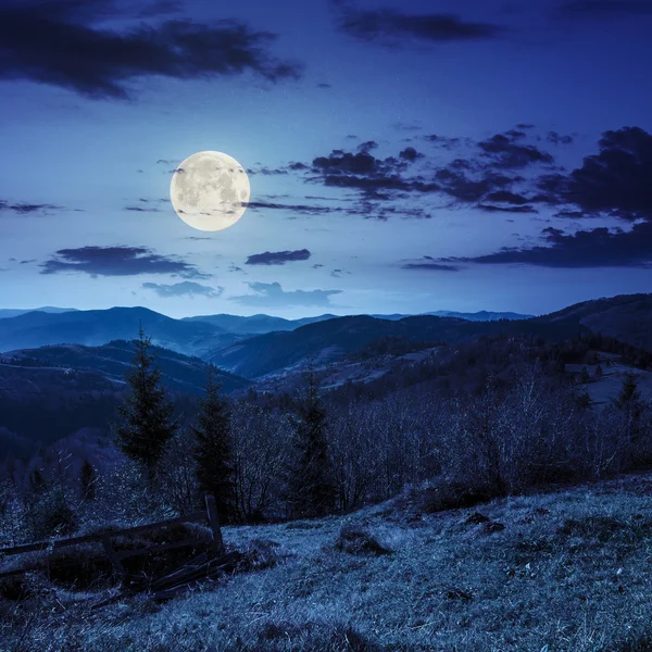 Clôture sur prairie à flanc de colline en montagne la nuit — Photo