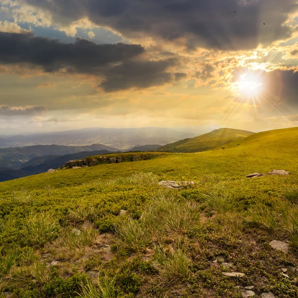 Pietre sulla collina della catena montuosa al tramonto — Foto Stock