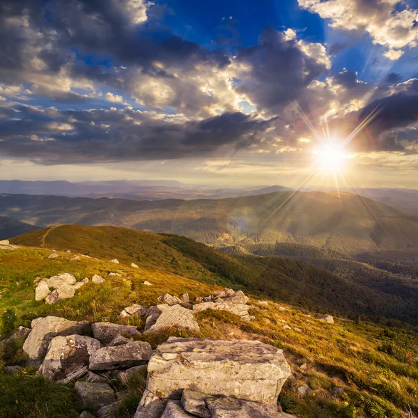 Pedras na encosta da montanha ao pôr do sol — Fotografia de Stock