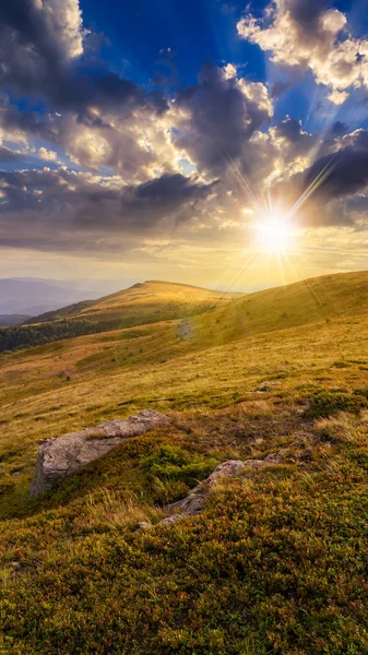 Pietre sulla collina di montagna al tramonto — Foto Stock