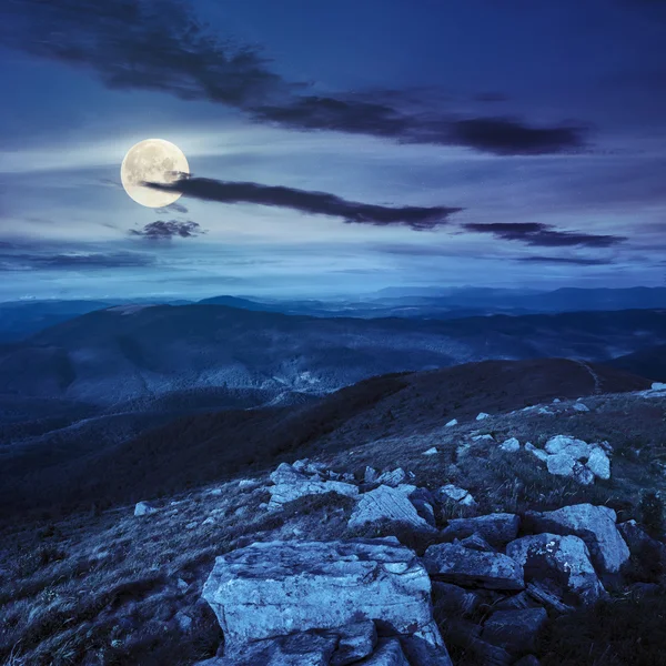 Stenar på bergssluttningen på natten — Stockfoto