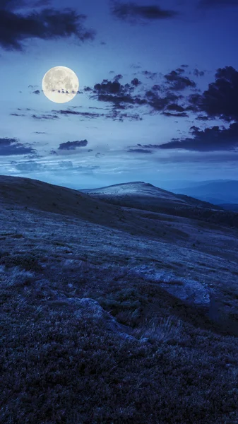 Stenar på bergssluttningen på natten — Stockfoto