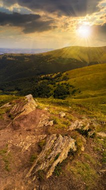 gün batımında yamaca taşlar