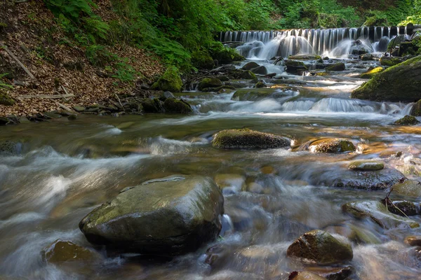 Krásný vodopád vyjde obrovský kámen v lese — Stock fotografie