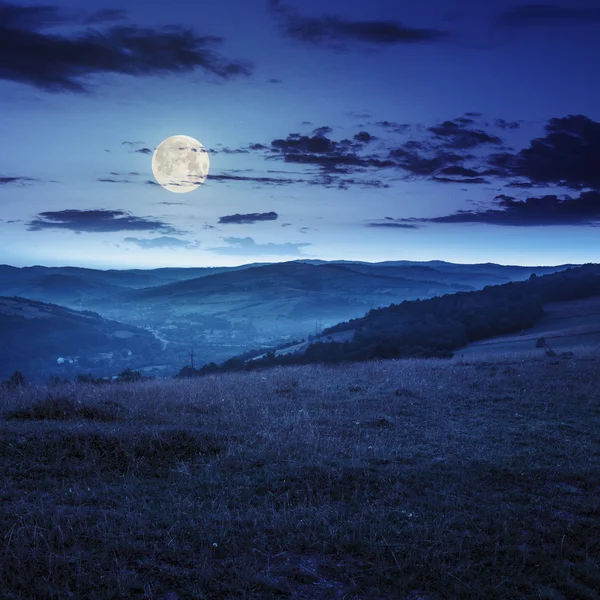 Campo en la montaña cerca de casa por la noche —  Fotos de Stock