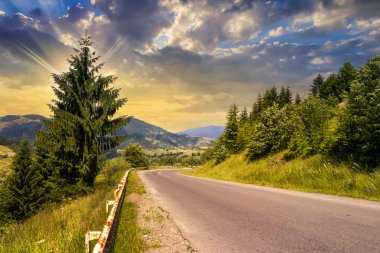 gün batımında dağlara gidiyor