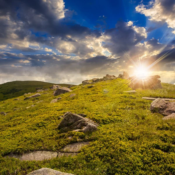 Stenar på en sluttning vid solnedgången — Stockfoto