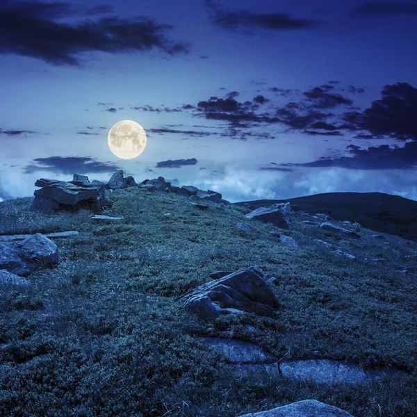 Piedras en la ladera por la noche — Foto de Stock