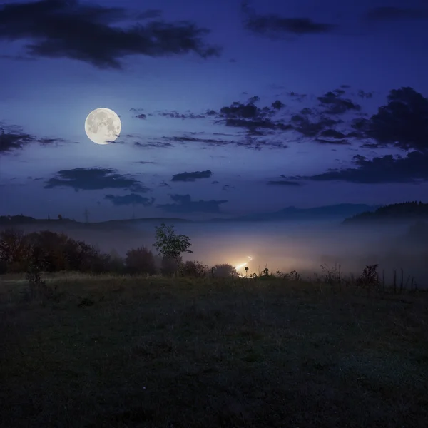 Cold fog before sunrise in mountains — Stock Photo, Image