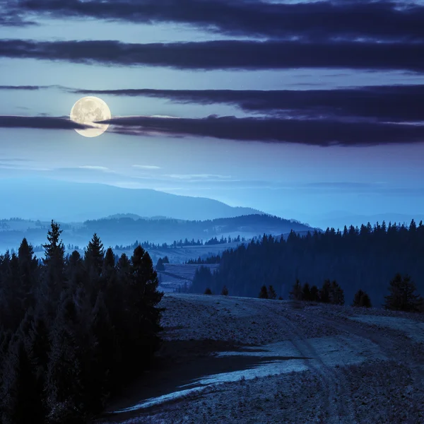 夜の秋の山で霧の谷の上の森 — ストック写真