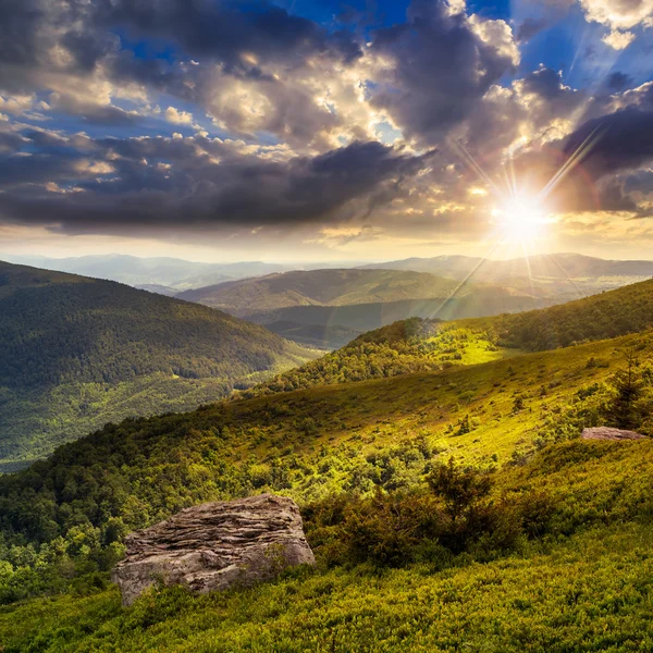 Lumină pe panta de munte de piatră cu pădure la apus de soare — Fotografie, imagine de stoc