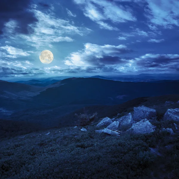 Balvany na vrchol hory v noci — Stock fotografie