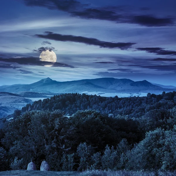 Campo em montanhas à noite — Fotografia de Stock