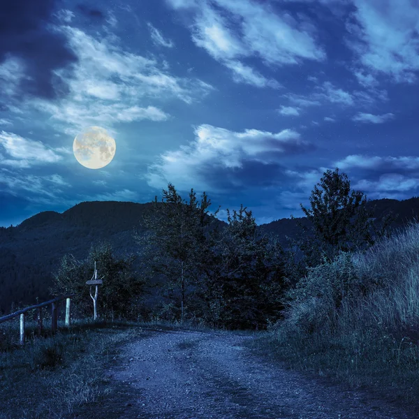 Zaun am Hang in Berg bei Nacht — Stockfoto