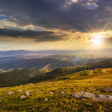gün batımında yamaca taşlar
