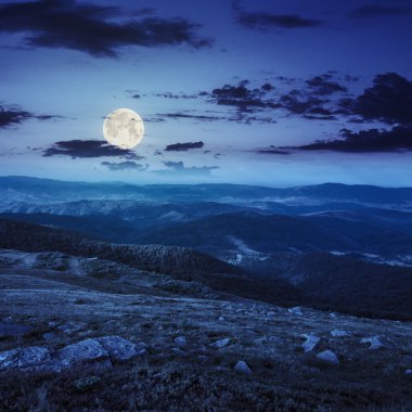 Geceleri yamaca taşlar