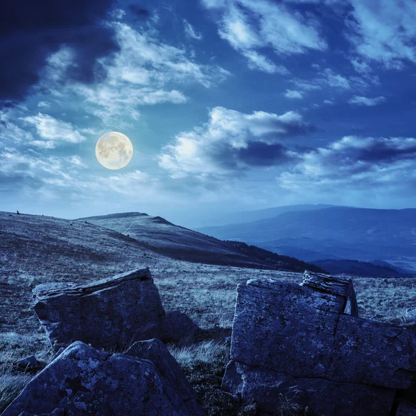 Камни на склоне холма ночью — стоковое фото