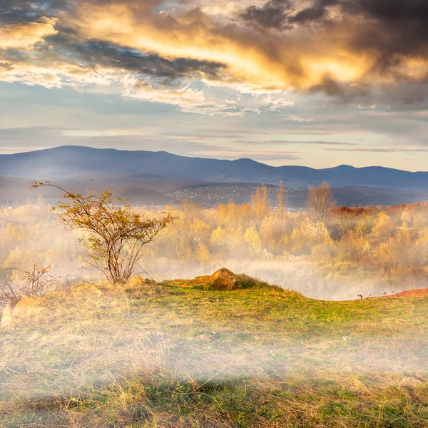 Cold fog on hot sunrise in mountains — Stock Photo, Image