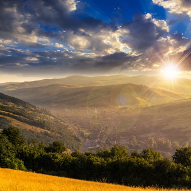 gün batımında hillside çayır Köyü