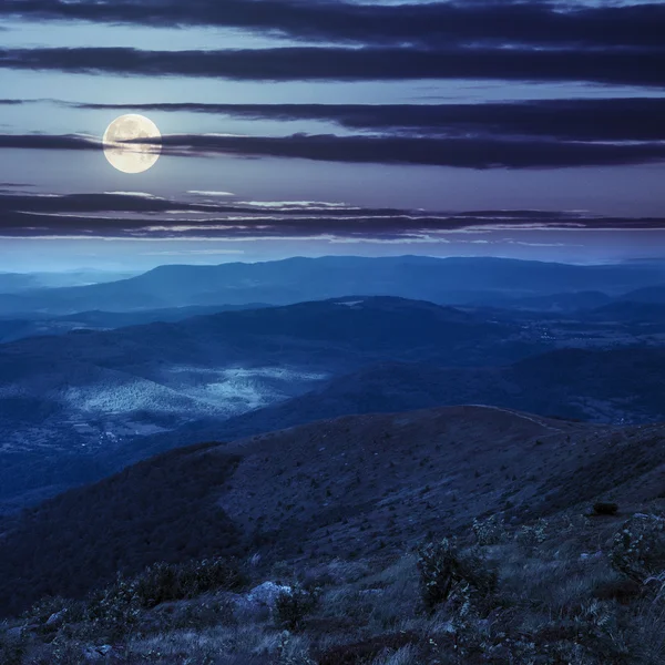 Pietre sulla collina di notte — Foto Stock