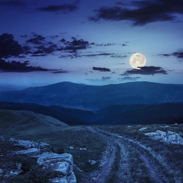 Route entre les pierres sur la colline la nuit — Photo