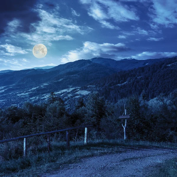 Płot na zboczu góry w góry w nocy — Zdjęcie stockowe