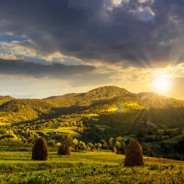 gün batımında yamaca haystack alanıyla