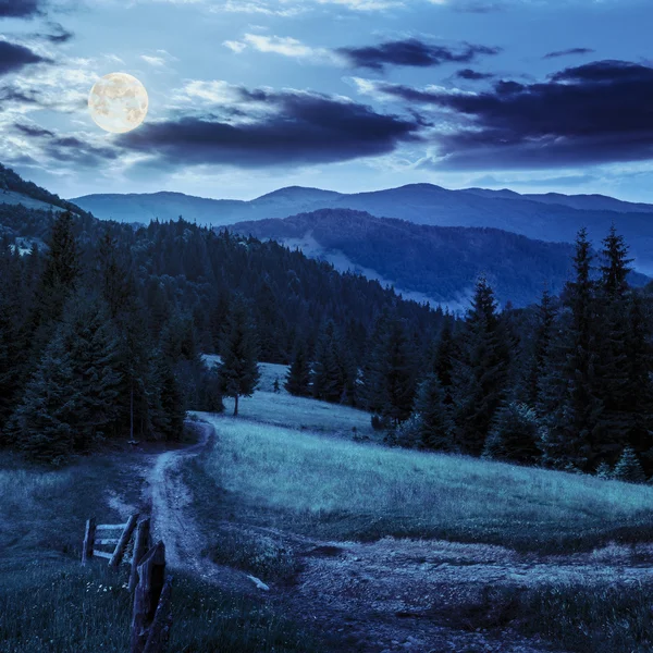 Clôture sur prairie à flanc de colline en montagne la nuit — Photo