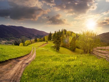 hillside günbatımında dağ çayır çit