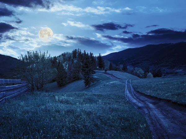 Recinzione sul prato collinare in montagna di notte — Foto Stock
