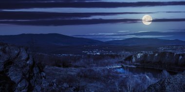 dağlar ocağı gece şehir yakınındaki gölde