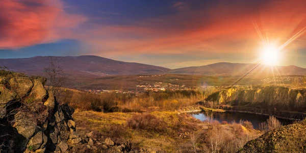 Lago en la cantera de montañas cerca de la ciudad al atardecer —  Fotos de Stock