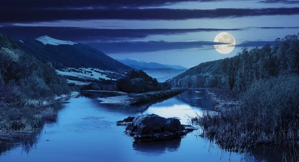 Waldfluss mit Steinen und Gras in der Nacht — Stockfoto