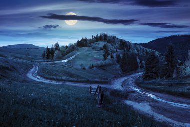 dağ gece hillside çayır üstünde çapraz yol