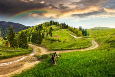 Dağ hillside çayır üzerinde güneş doğarken karşıdan karşıya