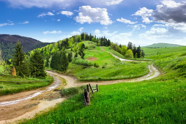 Cross road på hillside äng i berg — Stockfoto