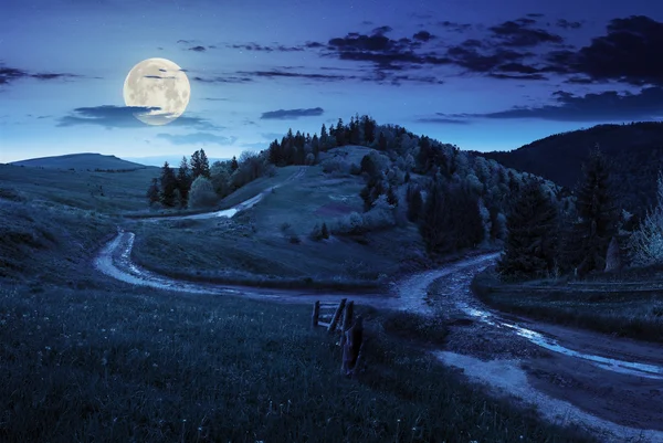 Cruce de caminos en el prado de la ladera en la montaña por la noche —  Fotos de Stock