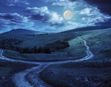 çapraz hillside çayır Dağı'nda gece güneş doğarken yola