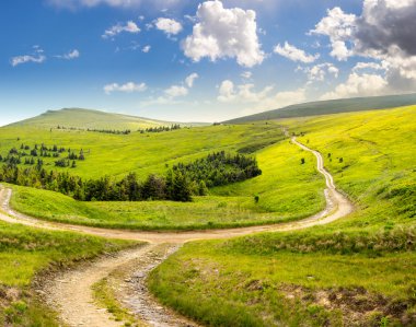 Dağ hillside çayır üzerinde güneş doğarken karşıdan karşıya