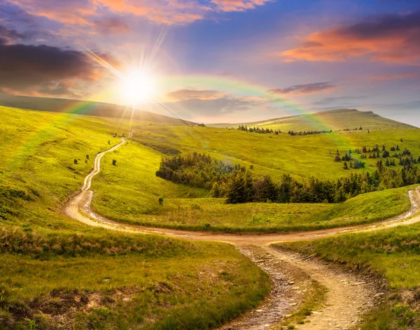 Kreuzung auf Hangwiese in Berg bei Sonnenaufgang bei Sonnenuntergang — Stockfoto