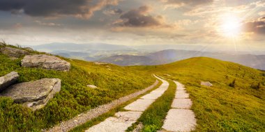 gün batımında dağ tepe yakınlarında bir tepenin üstünde yol