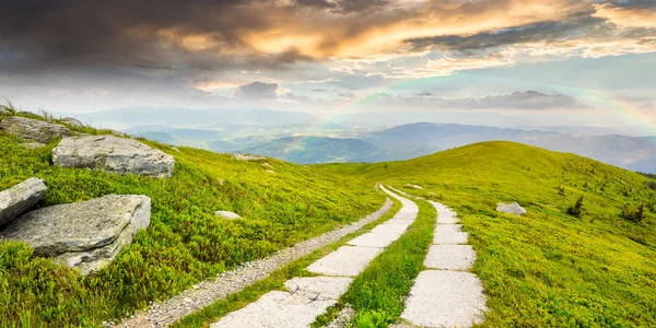 Road on a hillside near mountain peak — Stock Photo, Image