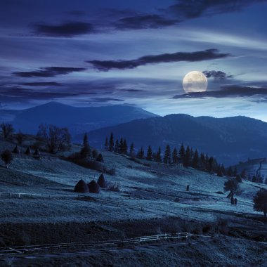 yolu ile gece haystacks field yakınındaki 