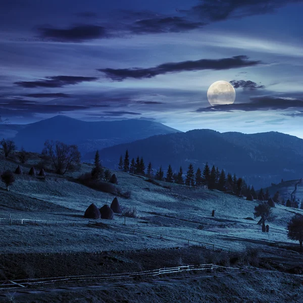 Camino cerca del campo con pajar en la noche — Foto de Stock