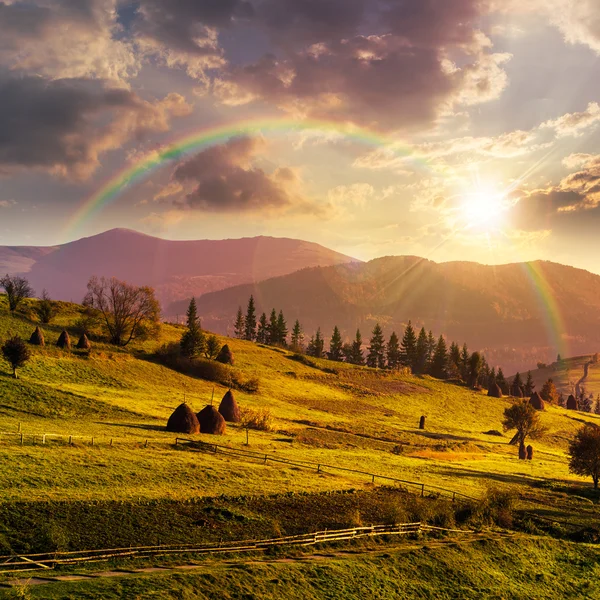 Sentiero vicino al campo con pagliai al tramonto — Foto Stock